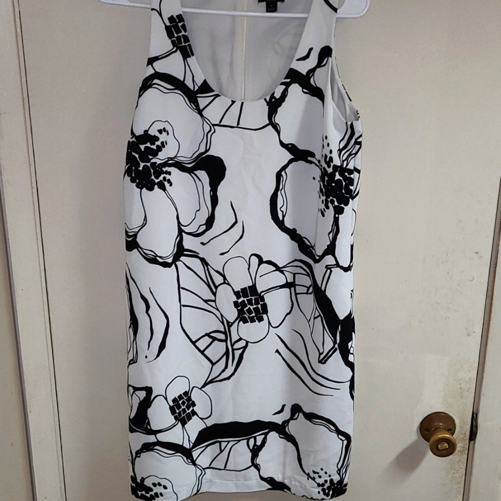 Ann Taylor Black and white sleeveless  Floral shift dress.